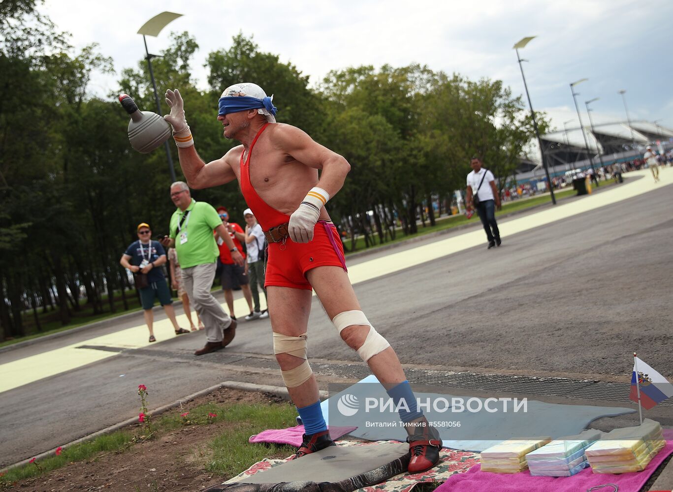 Болельщики перед матчем ЧМ-2018 по футболу между сборными Швеции и Англии