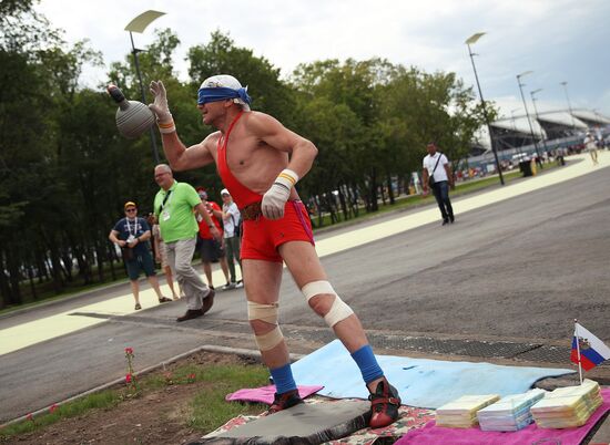 Болельщики перед матчем ЧМ-2018 по футболу между сборными Швеции и Англии