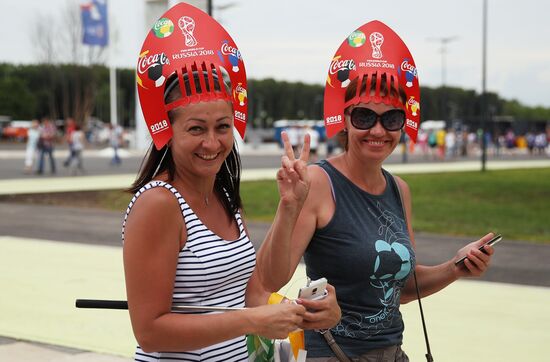 Болельщики перед матчем ЧМ-2018 по футболу между сборными Швеции и Англии