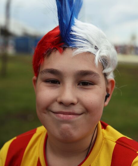 Болельщики перед матчем ЧМ-2018 по футболу между сборными Швеции и Англии