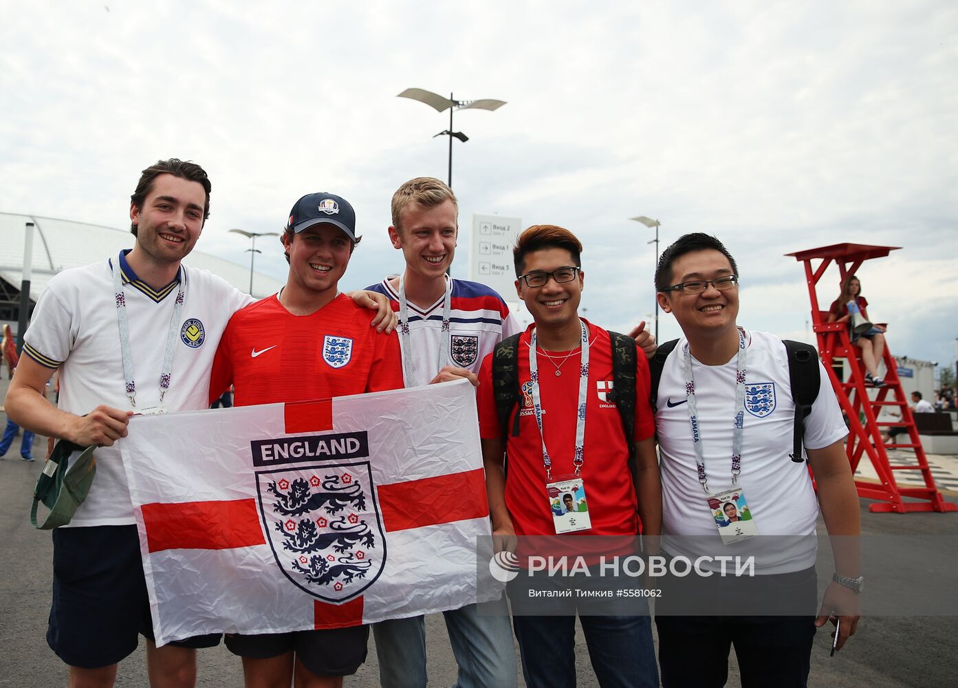 Болельщики перед матчем ЧМ-2018 по футболу между сборными Швеции и Англии