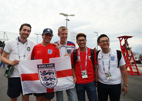 Болельщики перед матчем ЧМ-2018 по футболу между сборными Швеции и Англии