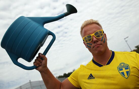 Болельщики перед матчем ЧМ-2018 по футболу между сборными Швеции и Англии