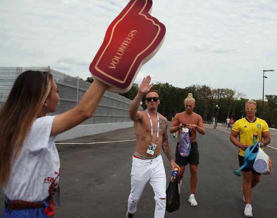 Болельщики перед матчем ЧМ-2018 по футболу между сборными Швеции и Англии