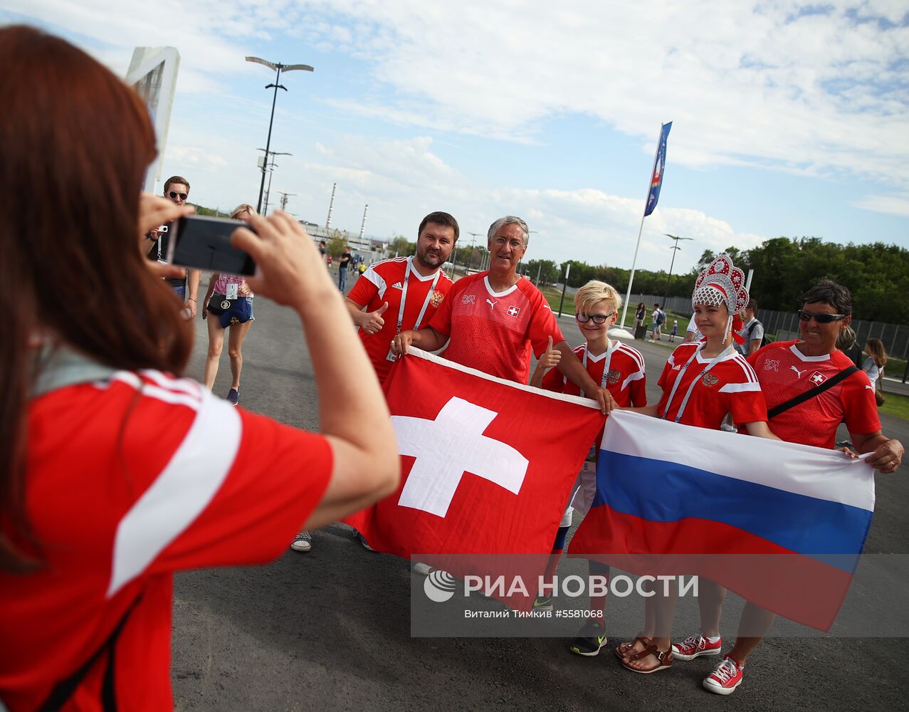 Болельщики перед матчем ЧМ-2018 по футболу между сборными Швеции и Англии