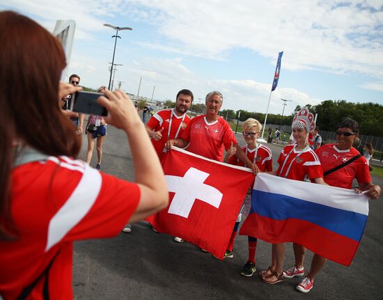 Болельщики перед матчем ЧМ-2018 по футболу между сборными Швеции и Англии