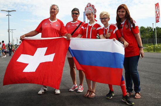 Болельщики перед матчем ЧМ-2018 по футболу между сборными Швеции и Англии