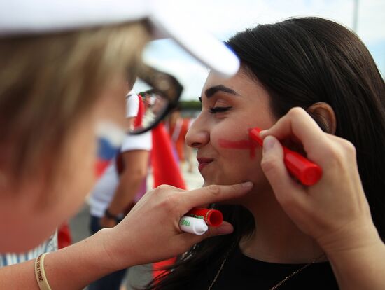 Болельщики перед матчем ЧМ-2018 по футболу между сборными Швеции и Англии