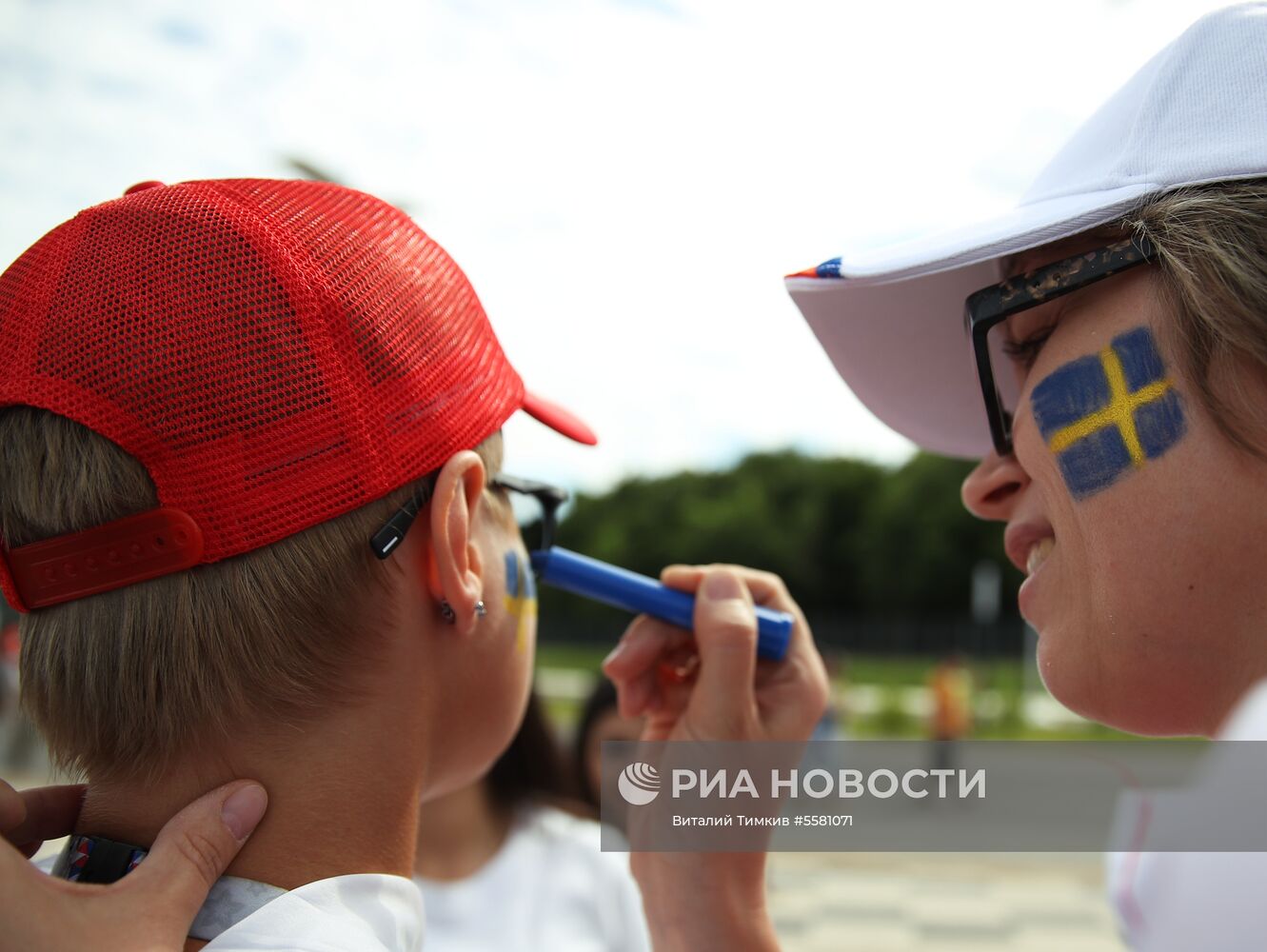 Болельщики перед матчем ЧМ-2018 по футболу между сборными Швеции и Англии