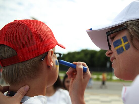 Болельщики перед матчем ЧМ-2018 по футболу между сборными Швеции и Англии