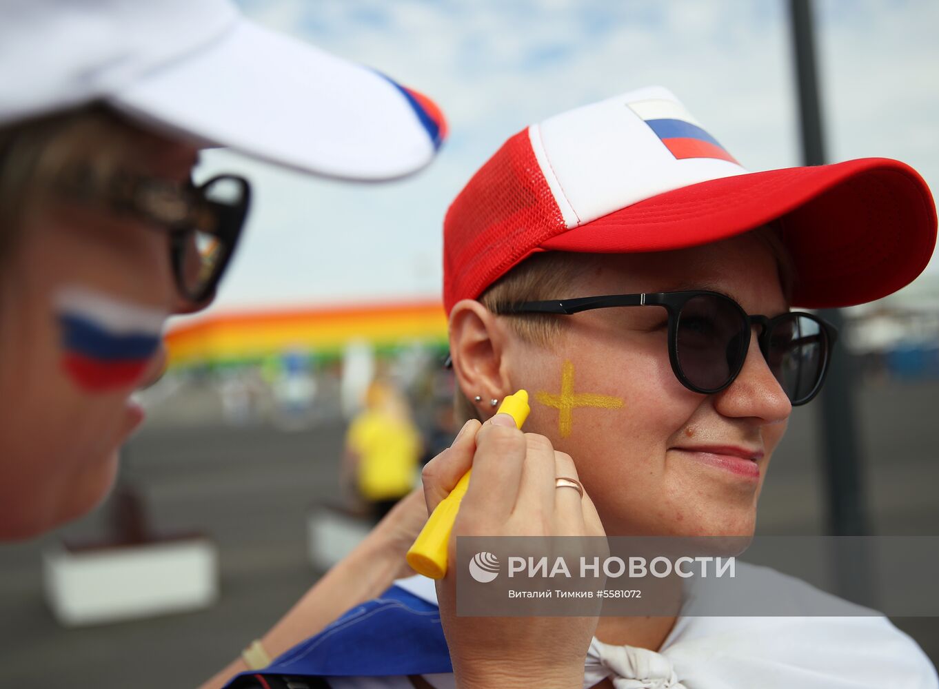 Болельщики перед матчем ЧМ-2018 по футболу между сборными Швеции и Англии