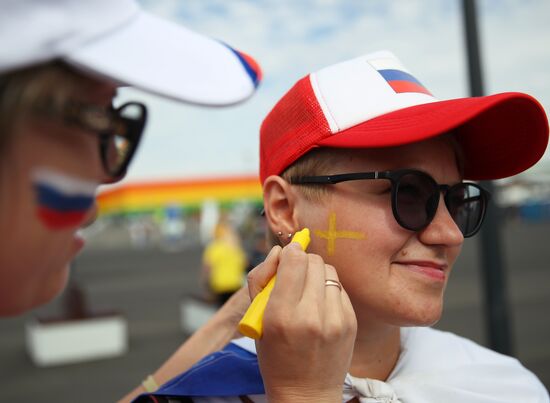 Болельщики перед матчем ЧМ-2018 по футболу между сборными Швеции и Англии