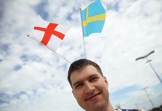 Болельщики перед матчем ЧМ-2018 по футболу между сборными Швеции и Англии