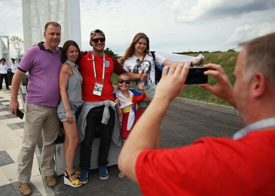 Болельщики перед матчем ЧМ-2018 по футболу между сборными Швеции и Англии