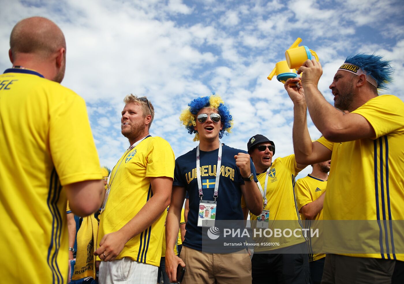 Болельщики перед матчем ЧМ-2018 по футболу между сборными Швеции и Англии