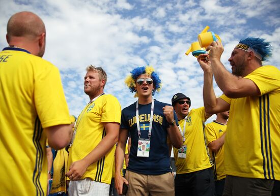 Болельщики перед матчем ЧМ-2018 по футболу между сборными Швеции и Англии