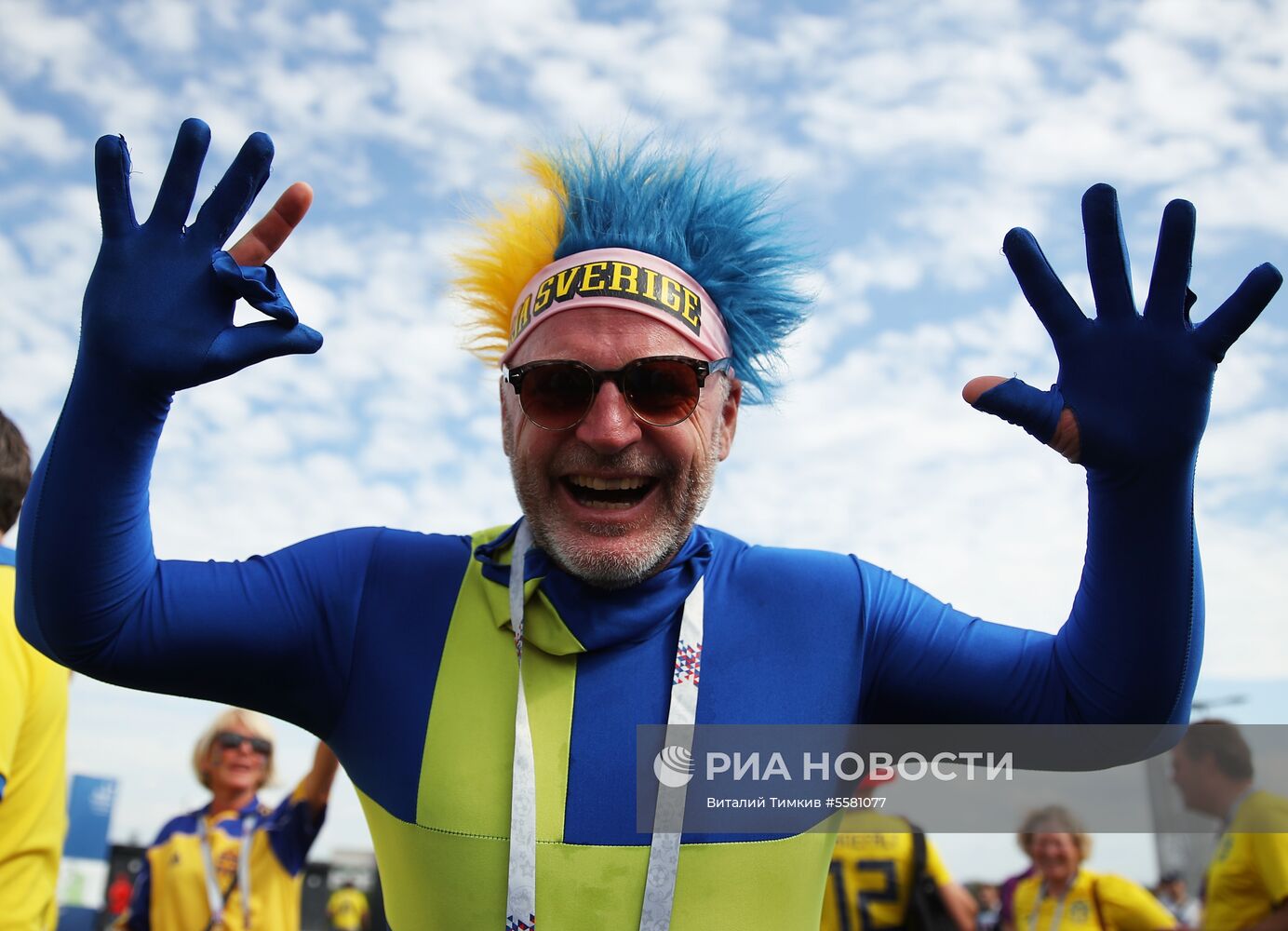 Болельщики перед матчем ЧМ-2018 по футболу между сборными Швеции и Англии