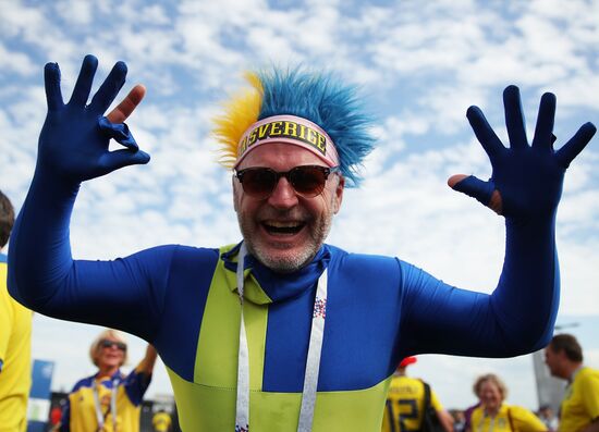 Болельщики перед матчем ЧМ-2018 по футболу между сборными Швеции и Англии