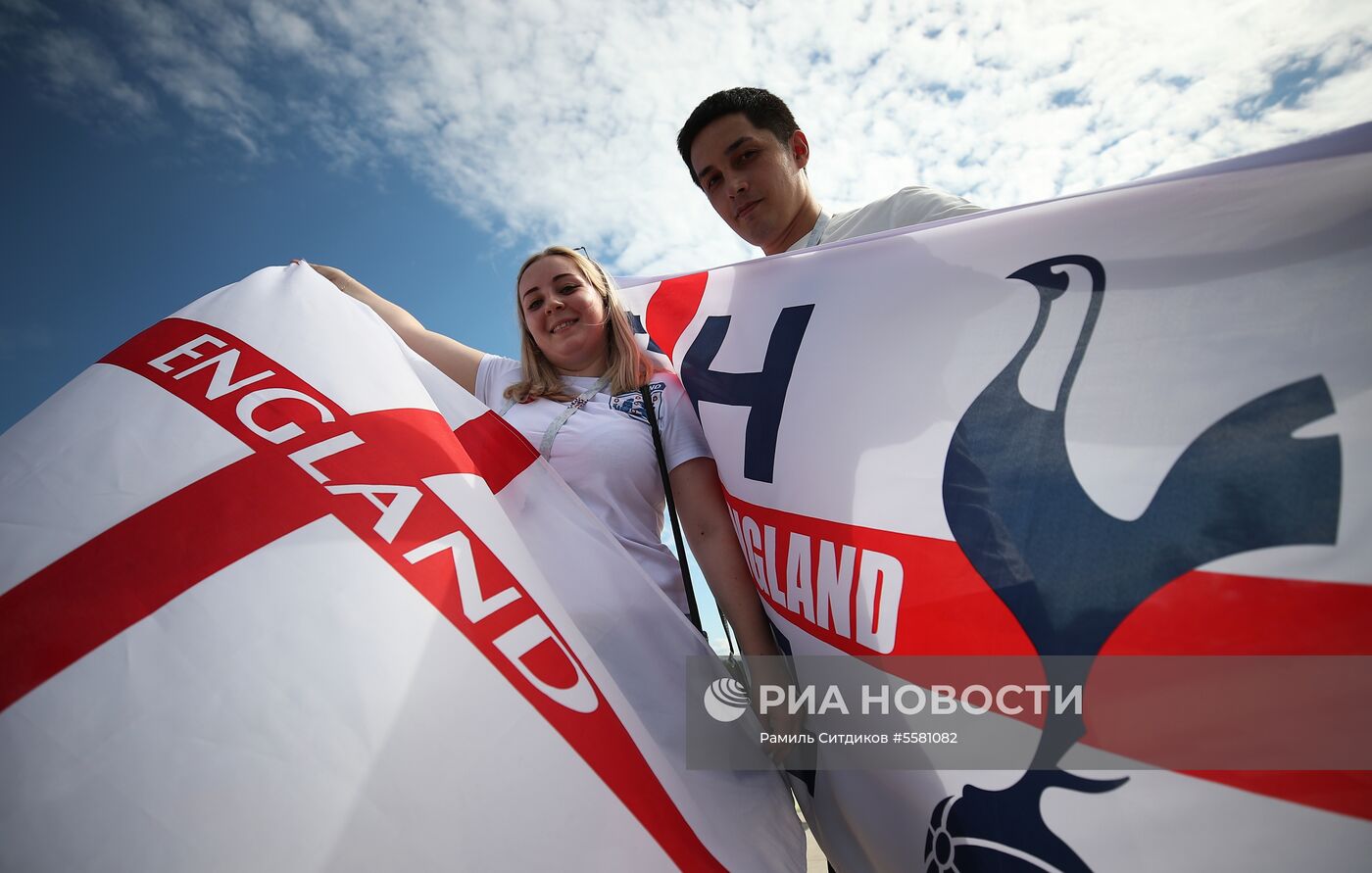 Болельщики перед матчем ЧМ-2018 по футболу между сборными Швеции и Англии
