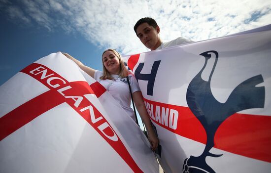 Болельщики перед матчем ЧМ-2018 по футболу между сборными Швеции и Англии