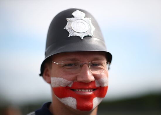 Болельщики перед матчем ЧМ-2018 по футболу между сборными Швеции и Англии