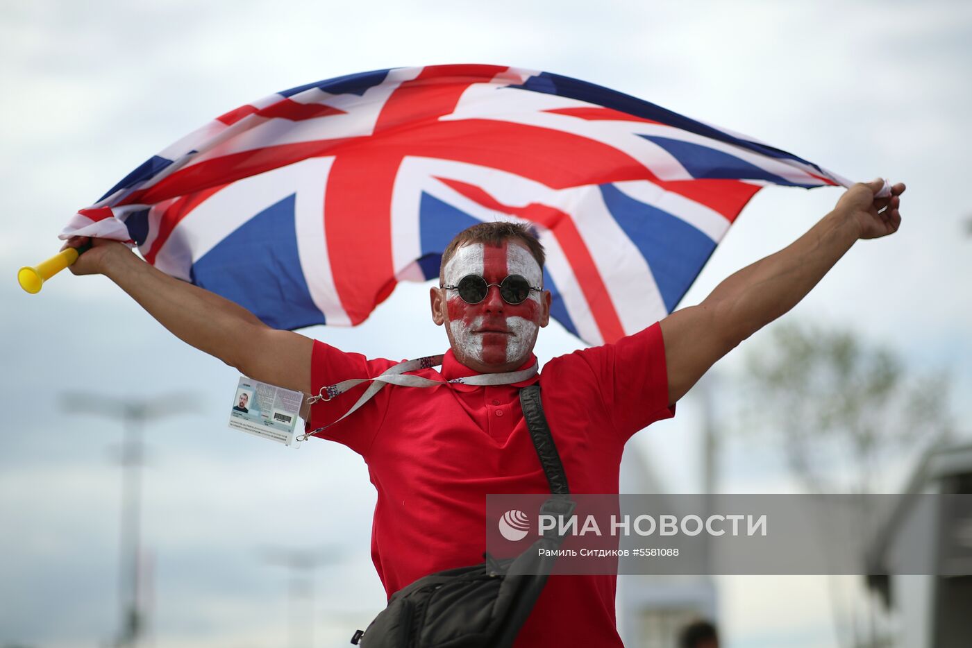 Болельщики перед матчем ЧМ-2018 по футболу между сборными Швеции и Англии