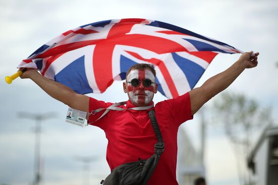 Болельщики перед матчем ЧМ-2018 по футболу между сборными Швеции и Англии