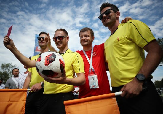 Болельщики перед матчем ЧМ-2018 по футболу между сборными Швеции и Англии