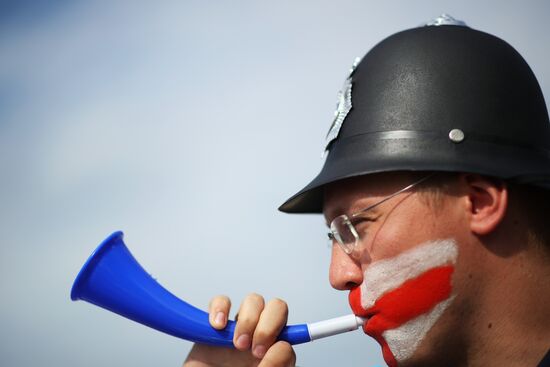 Болельщики перед матчем ЧМ-2018 по футболу между сборными Швеции и Англии