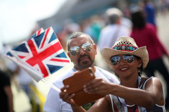Болельщики перед матчем ЧМ-2018 по футболу между сборными Швеции и Англии