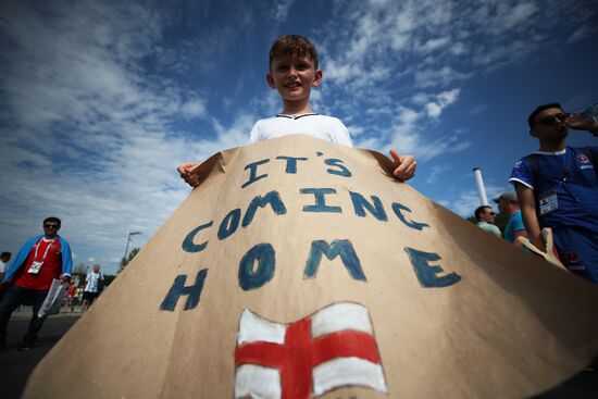 Болельщики перед матчем ЧМ-2018 по футболу между сборными Швеции и Англии