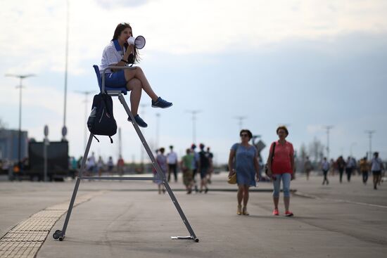 Болельщики перед матчем ЧМ-2018 по футболу между сборными Швеции и Англии
