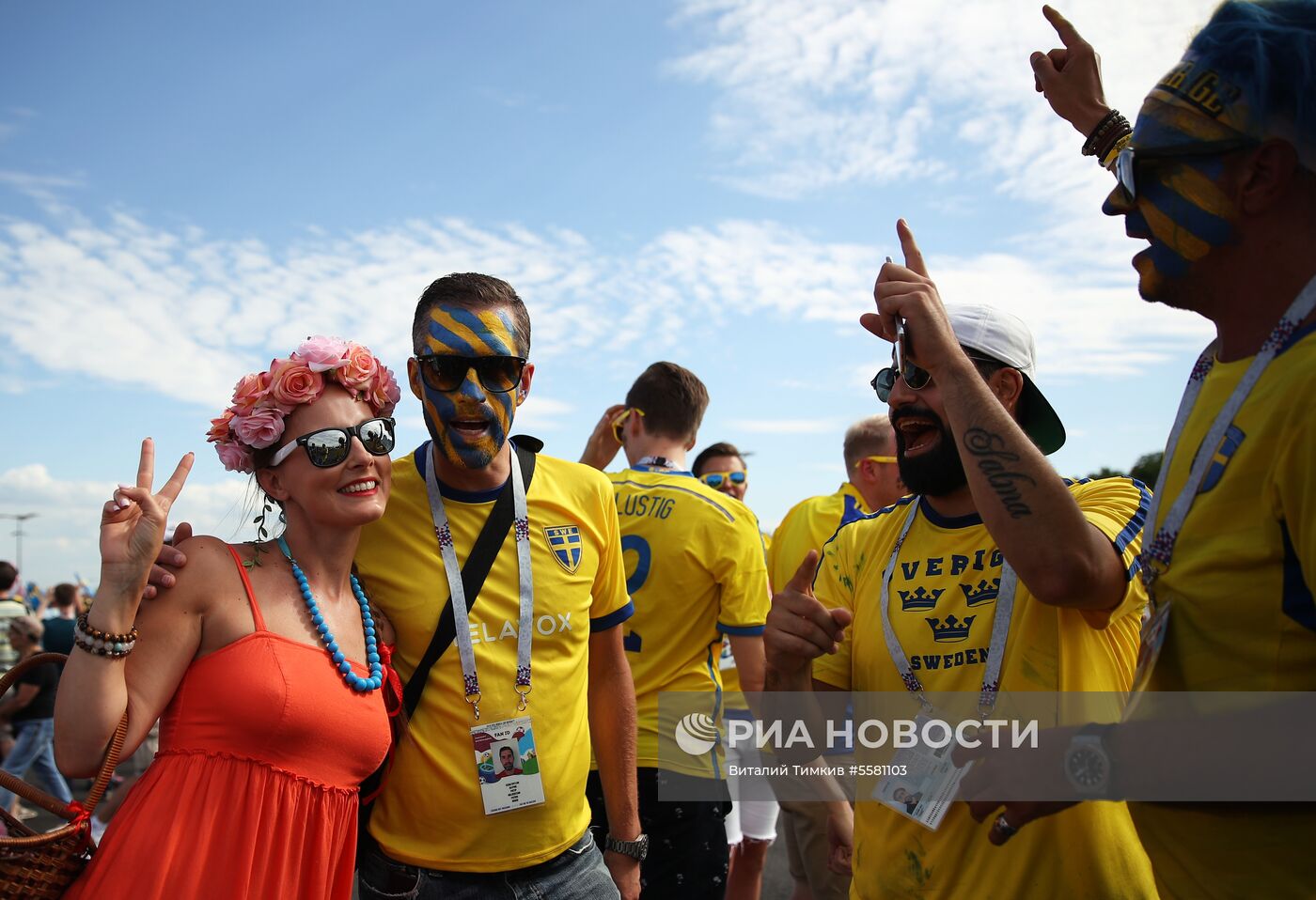 Болельщики перед матчем ЧМ-2018 по футболу между сборными Швеции и Англии