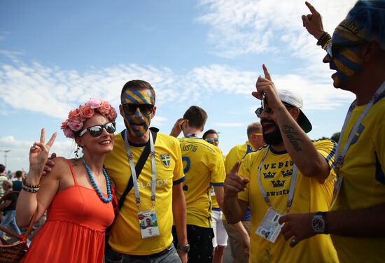 Болельщики перед матчем ЧМ-2018 по футболу между сборными Швеции и Англии