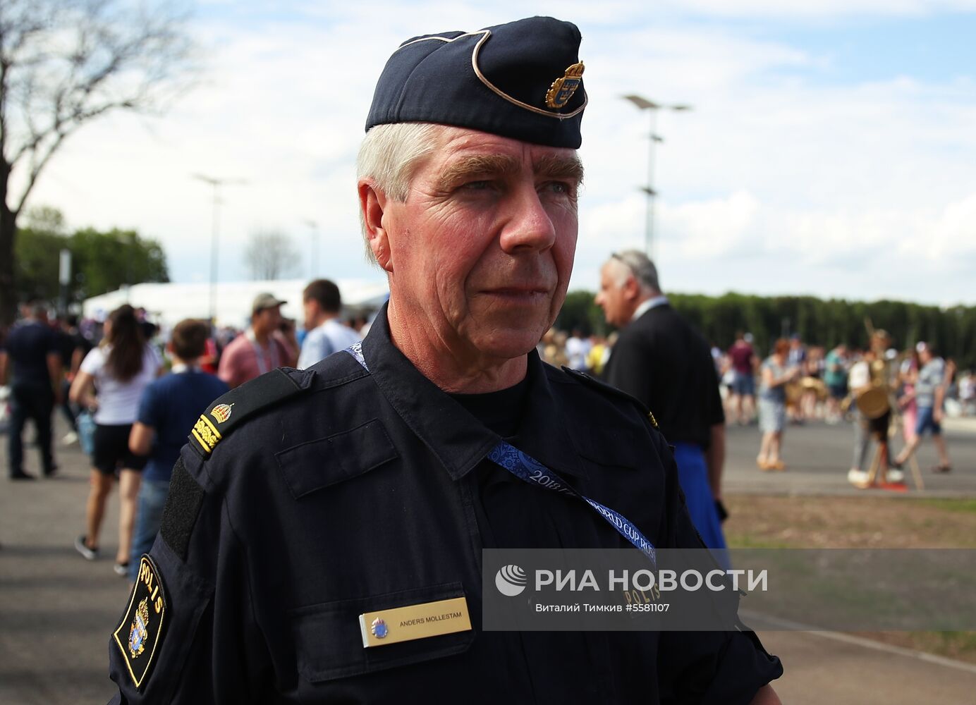 Болельщики перед матчем ЧМ-2018 по футболу между сборными Швеции и Англии