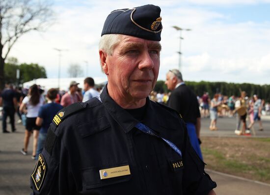 Болельщики перед матчем ЧМ-2018 по футболу между сборными Швеции и Англии