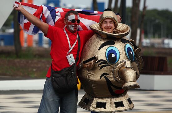 Болельщики перед матчем ЧМ-2018 по футболу между сборными Швеции и Англии