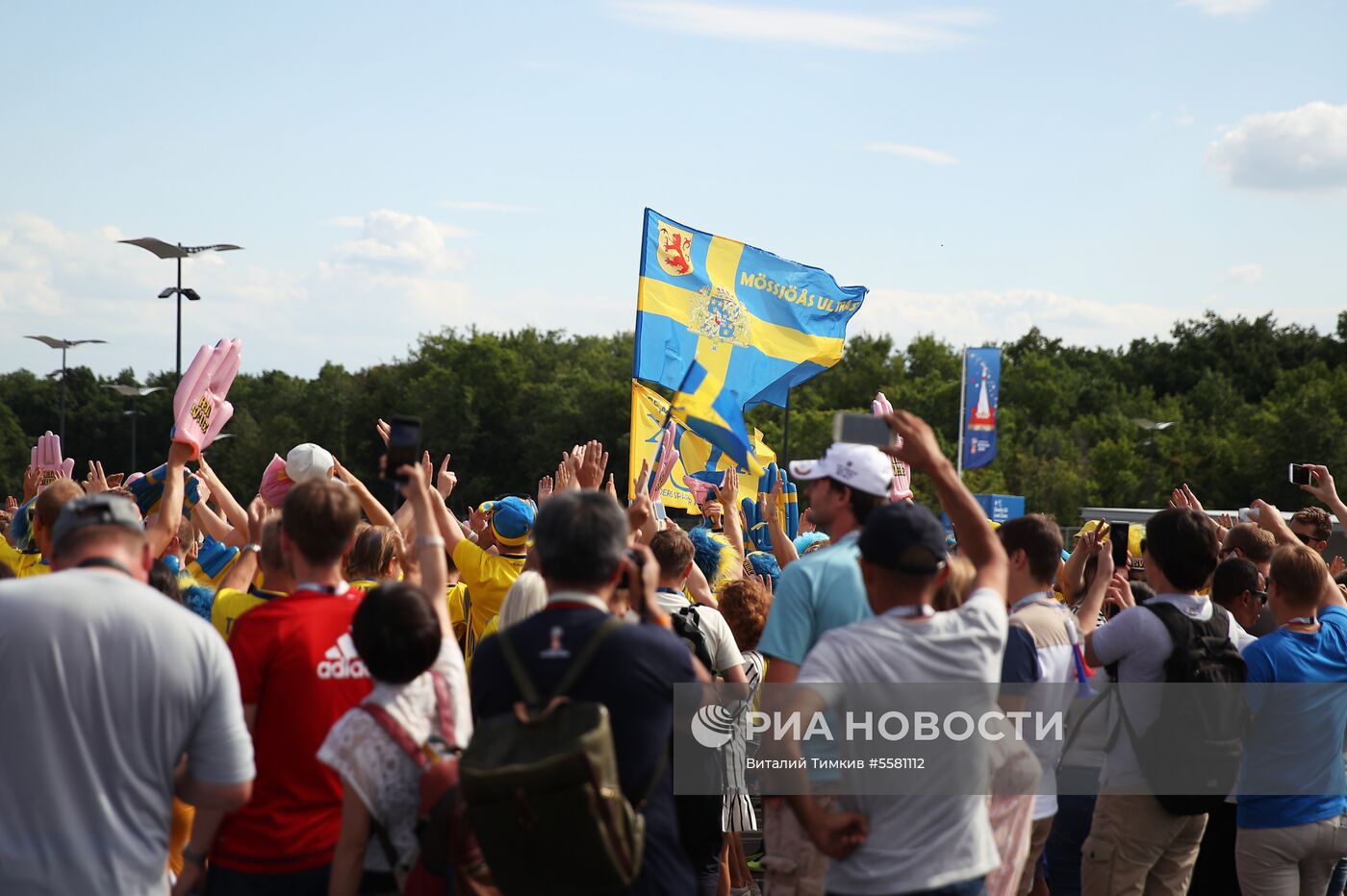 Болельщики перед матчем ЧМ-2018 по футболу между сборными Швеции и Англии
