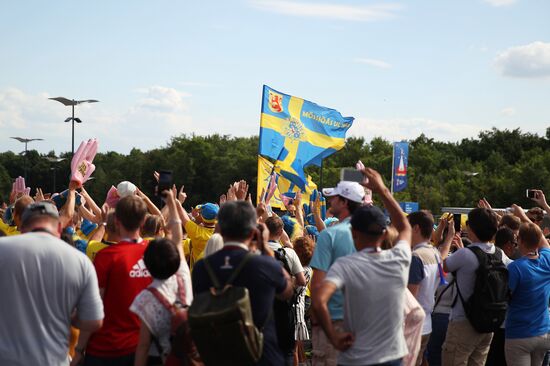 Болельщики перед матчем ЧМ-2018 по футболу между сборными Швеции и Англии