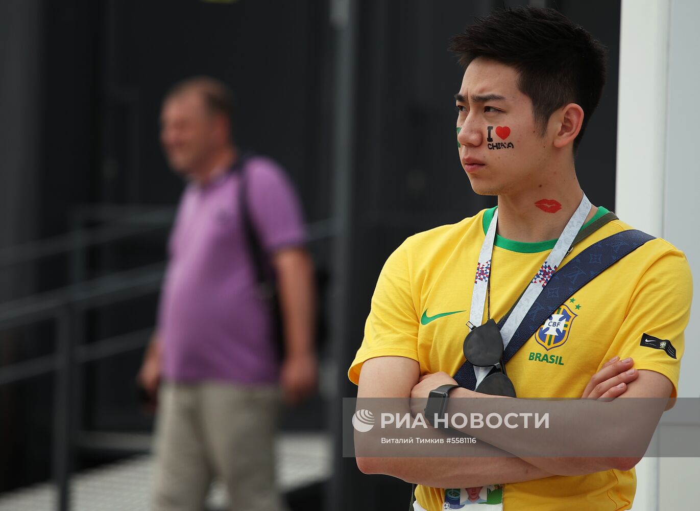 Болельщики перед матчем ЧМ-2018 по футболу между сборными Швеции и Англии