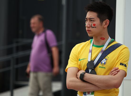 Болельщики перед матчем ЧМ-2018 по футболу между сборными Швеции и Англии