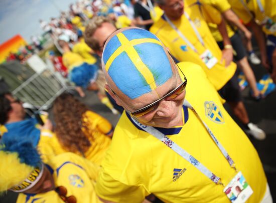 Болельщики перед матчем ЧМ-2018 по футболу между сборными Швеции и Англии
