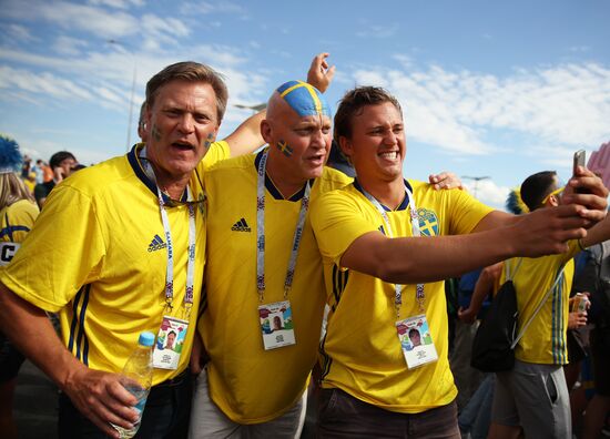 Болельщики перед матчем ЧМ-2018 по футболу между сборными Швеции и Англии