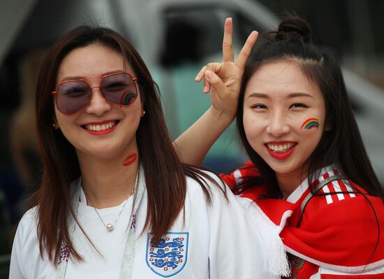 Болельщики перед матчем ЧМ-2018 по футболу между сборными Швеции и Англии