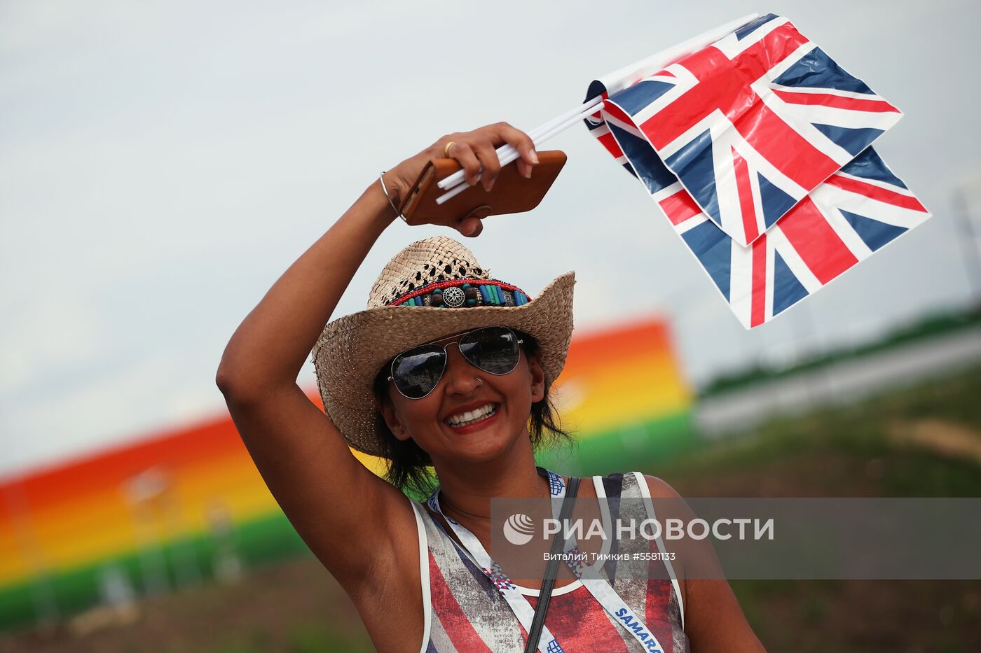 Болельщики перед матчем ЧМ-2018 по футболу между сборными Швеции и Англии