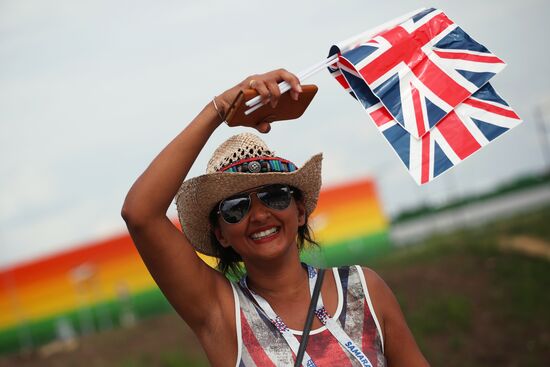 Болельщики перед матчем ЧМ-2018 по футболу между сборными Швеции и Англии