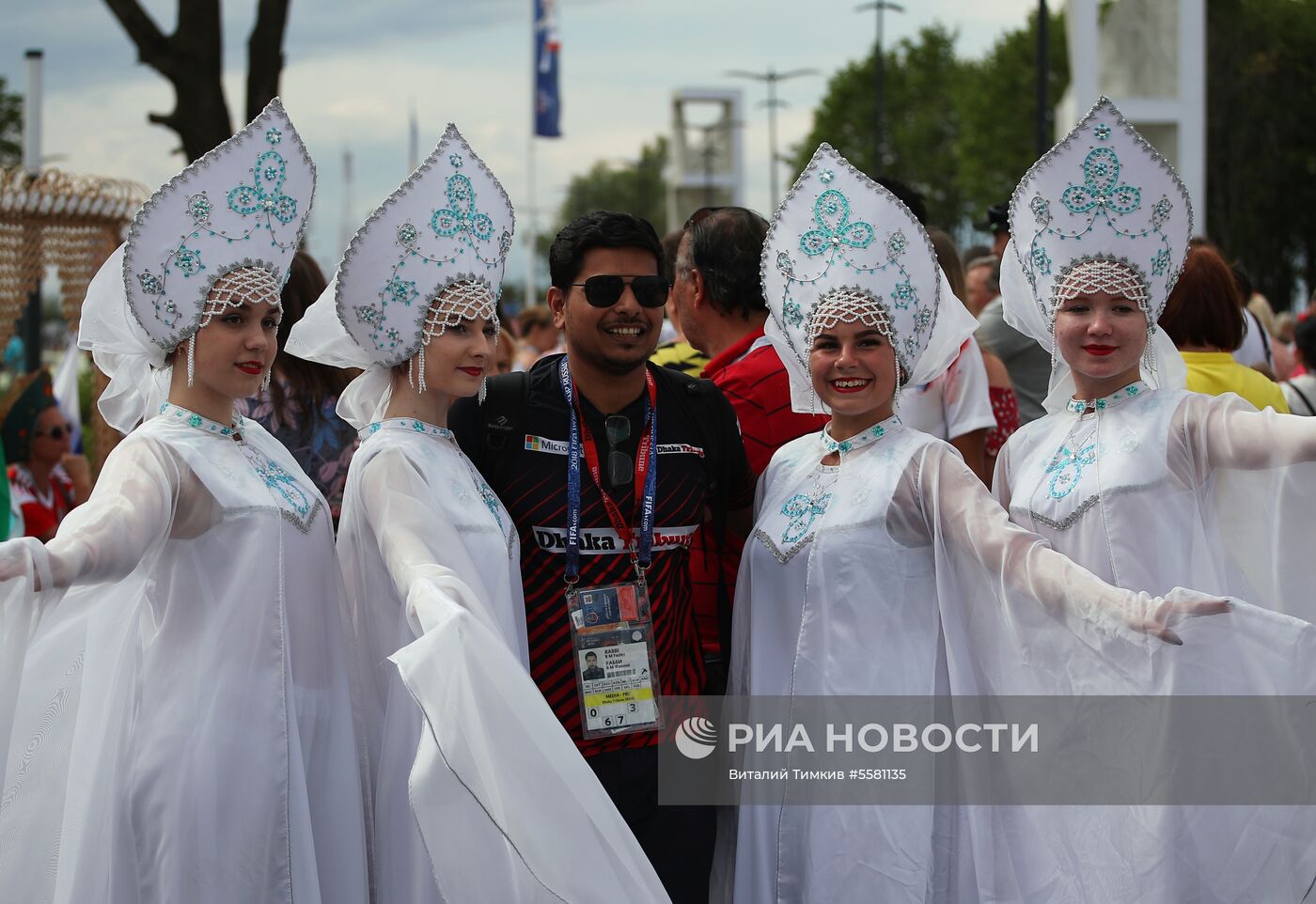 Болельщики перед матчем ЧМ-2018 по футболу между сборными Швеции и Англии