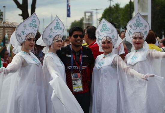 Болельщики перед матчем ЧМ-2018 по футболу между сборными Швеции и Англии