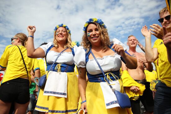 Болельщики перед матчем ЧМ-2018 по футболу между сборными Швеции и Англии