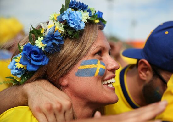 Болельщики перед матчем ЧМ-2018 по футболу между сборными Швеции и Англии
